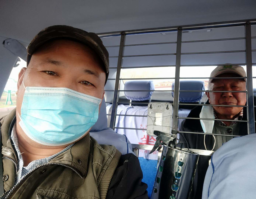 圖為：敬老愛(ài)老好的哥張繼軍師傅拉載老人去醫(yī)院_副本.jpg