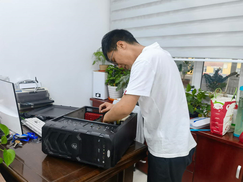 圖為：北園春市場信息網(wǎng)絡管理員胥飛龍_副本.jpg